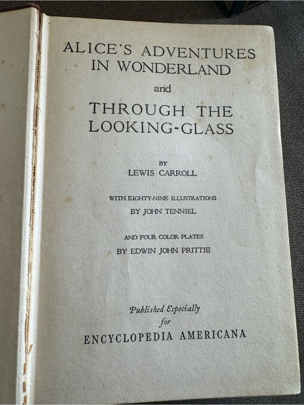 Alice's Adventures in Wonderland and Through the Looking-Glass - Classic Book